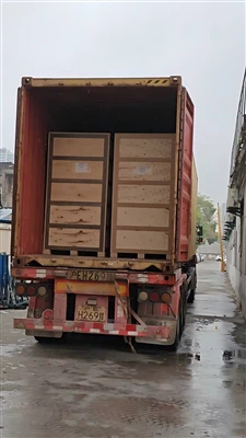 Yangi siqilgan apelsin sharbatini sotish mashinalari - konteynerlarni yuklash...